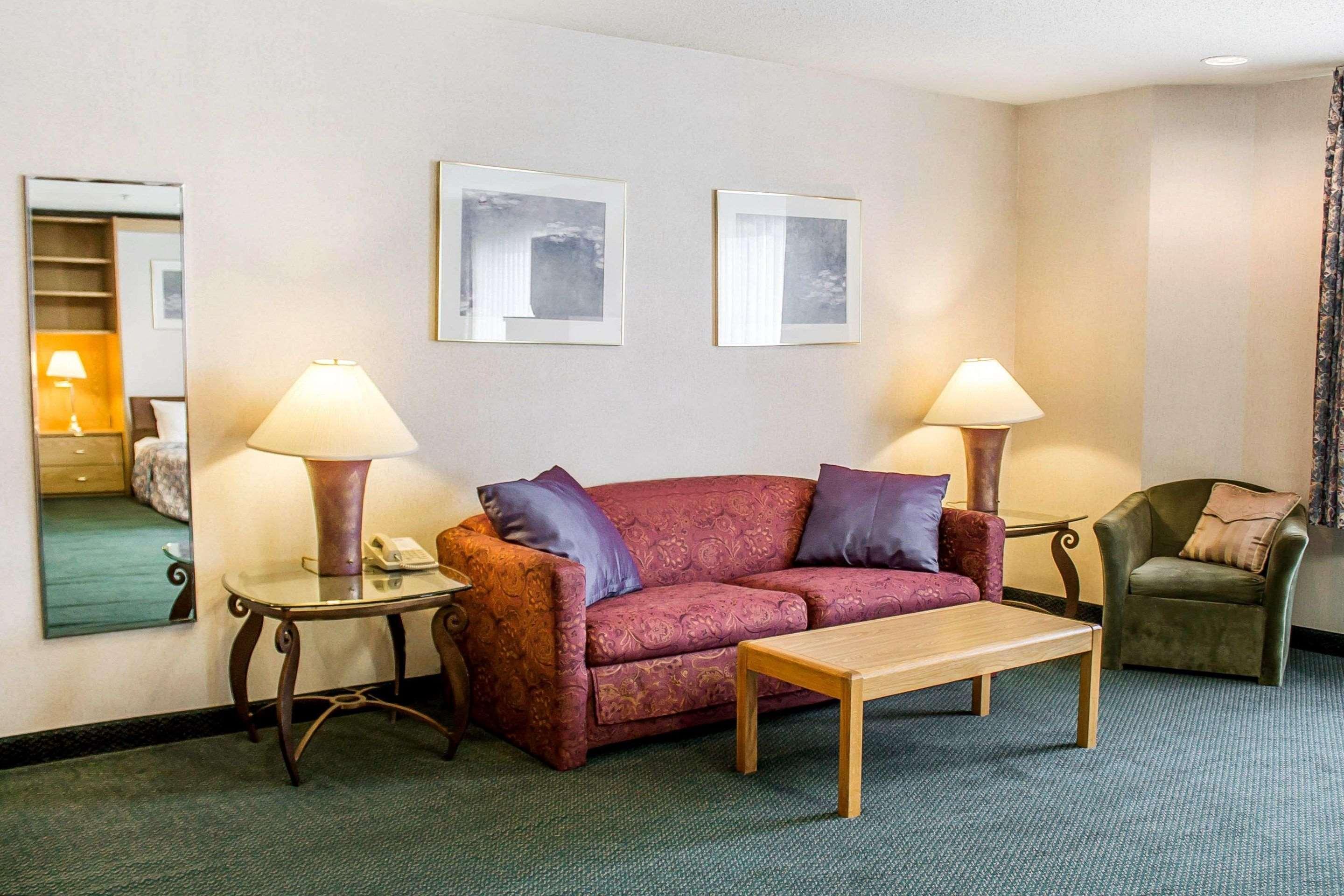 Rodeway Inn Abbotsford Exterior photo