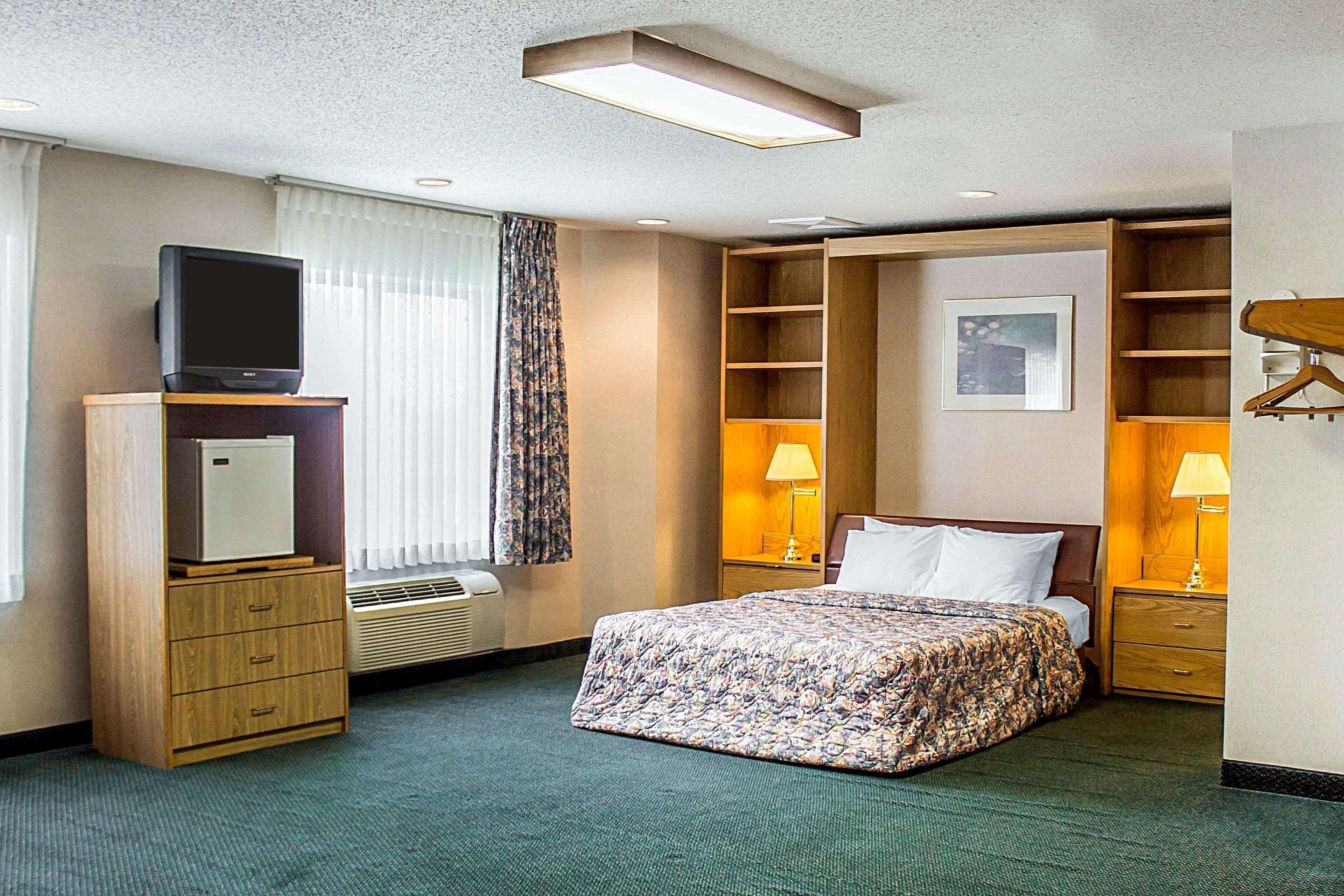 Rodeway Inn Abbotsford Exterior photo